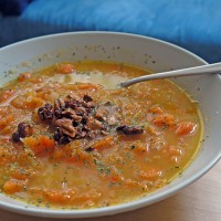 Glutenfreies, laktosefreies Rezept: Mango-Möhren-Suppe mit Cashewkernen