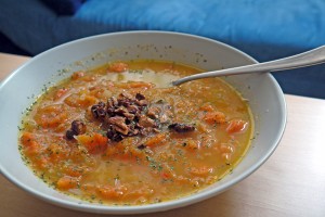 Glutenfreies, laktosefreies Rezept: Mango-Möhren-Suppe mit Cashewkernen